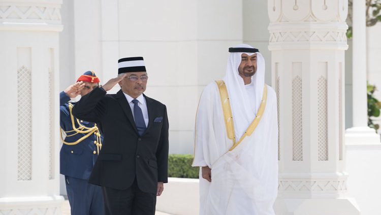 محمد بن زايد يستقبل ملك ماليزيا