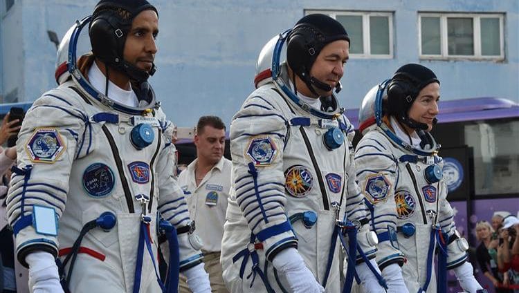 محمد بن زايد: تابعت بكل فخر واعتزاز صعود هزاع المنصوري إلى محطة الفضاء