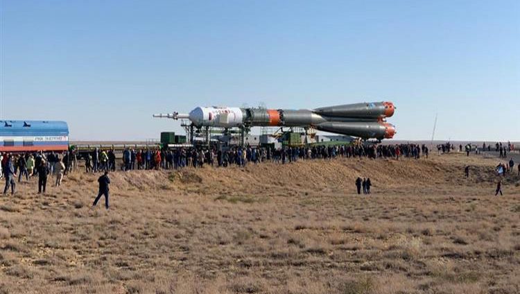 نقل الصاروخ الذي سيحمل أول رائد فضاء إماراتي إلى منصة الإطلاق