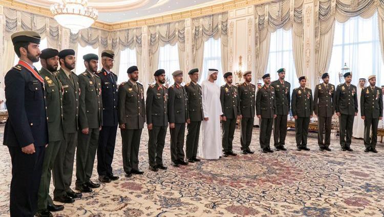 محمد بن زايد يقلِّد عدداً من منتسبي القوات المسلحة أوسمة «المجد» و«الإمارات»