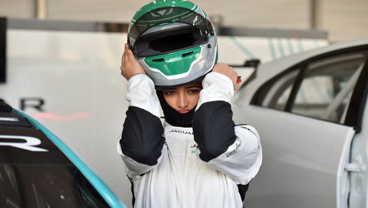 تعرّف على أول سائقة سعودية في سباق السيارات في المملكة