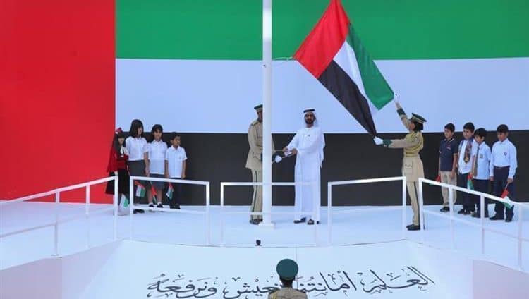 محمد بن راشد يرفع علم الإمارات في ساحة “برج خليفة”