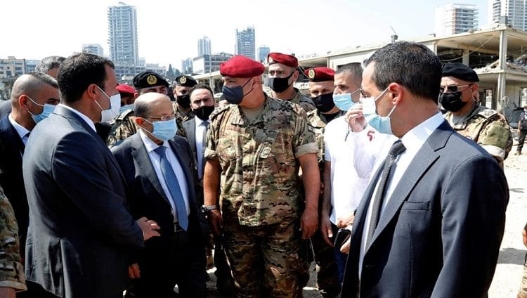الرئيس اللبناني يتفقد موقع الانفجار في مرفأ بيروت