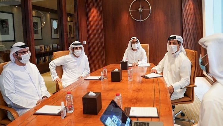 محمد بن راشد يطلع على خطط العمل المستقبلية لحكومة الإمارات وتطبيقات العمل عن بُعد