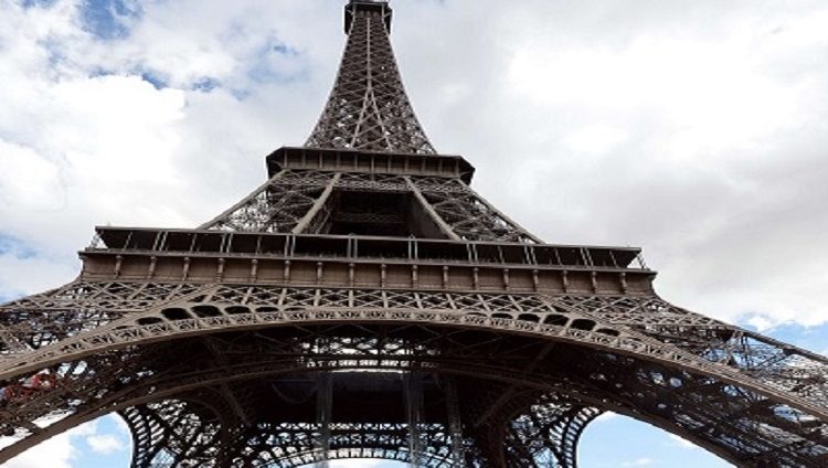 إخلاء برج إيفل في باريس بعد تلقي تهديد بوجود قنبلة