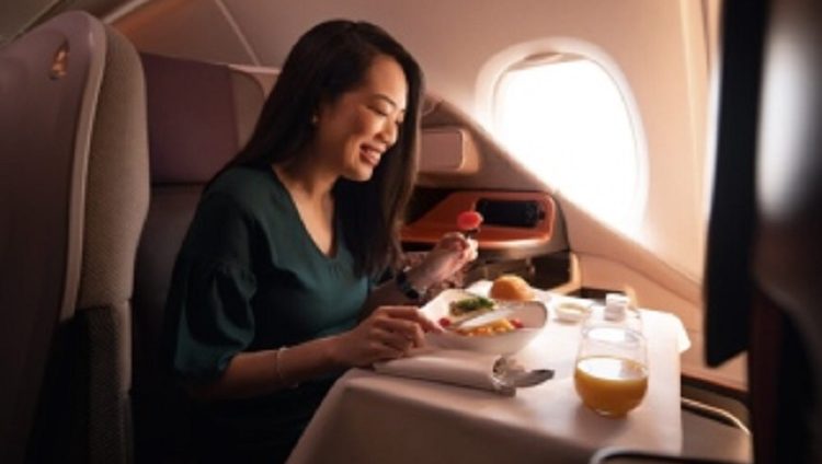 لماذا يدفع شخص مئات الدولارات لتناول وجبة في طائرة رابضة على الأرض