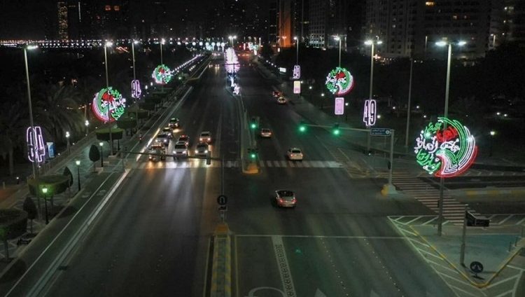 40 ألف علم و5200 تشكيل ضوئي تزين أبوظبي بمناسبة اليوم الوطني الـ49 للدولة