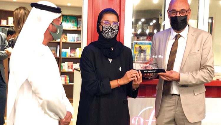 نورة الكعبي تفتتح المكتبة الفرنكوفونية في أبوظبي