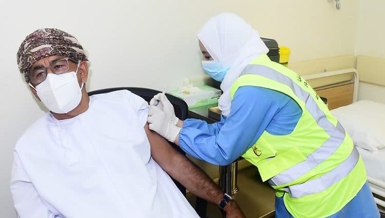 عُمان تبدأ حملة تطعيم ضد «كورونا» وتفتح حدودها