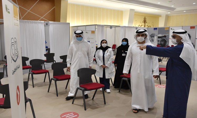 منصور بن محمد يتفقد عدداً من مراكز تطعيم كورونا في دبي ويدعو الجميع لتلقي اللقاح