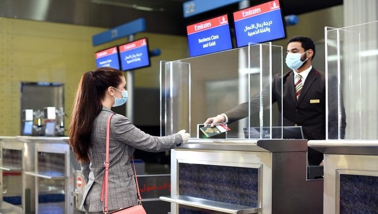 طيران الإمارات توسع نطاق “جواز أياتا” وتتشارك مع تطبيق “الحصن” لتبسيط متطلبات السفر