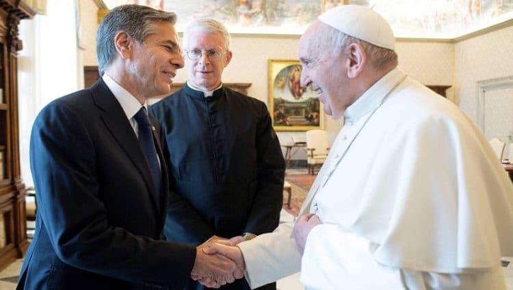 وزير الخارجية الأمريكي يلتقي البابا فرانسيس في الفاتيكان