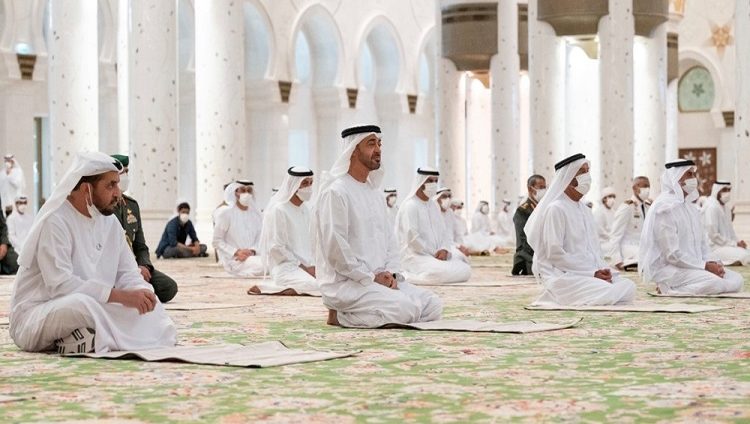 محمد بن زايد يؤدي صلاة عيد الأضحى المبارك في جامع الشيخ زايد في أبوظبي