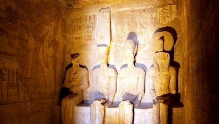 مصر تحتفل بتعامد الشمس على وجه رمسيس الثاني