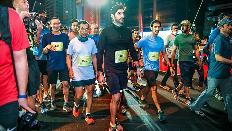 حمدان بن محمد يتقدم 146 ألف مشارك في «تحدي دبي للجري» على شارع الشيخ زايد