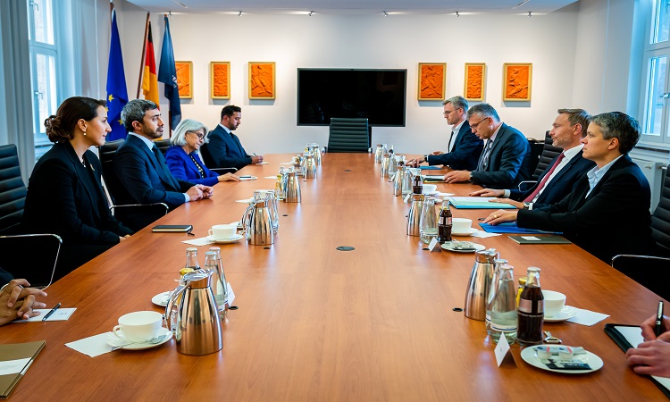 عبدالله بن زايد يلتقي وزير المالية الألماني