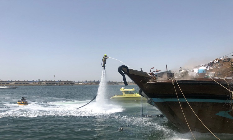 الإطفائي الطائر يشارك في إطفاء حريق بقارب شحن في دبي