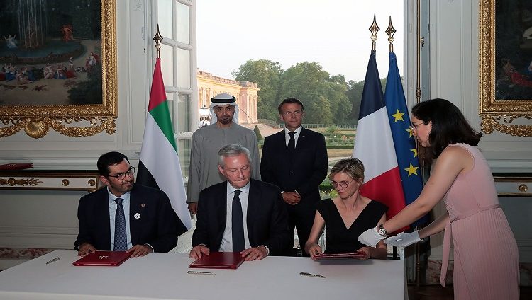رئيس الدولة وإيمانويل ماكرون يشهدان توقيع اتفاقية شراكة إستراتيجية شاملة في مجال الطاقة