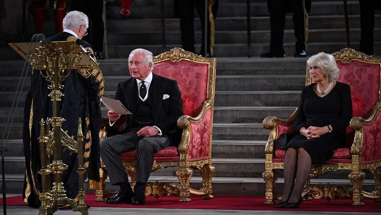 الملك تشارلز يتعهد أمام البرلمان بأن يسير على خطى الملكة إليزابيث