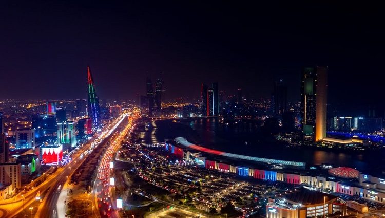 المنامة تزين معالمها بألوان العلم الإماراتي احتفاءً بعيد الاتحاد الـ51