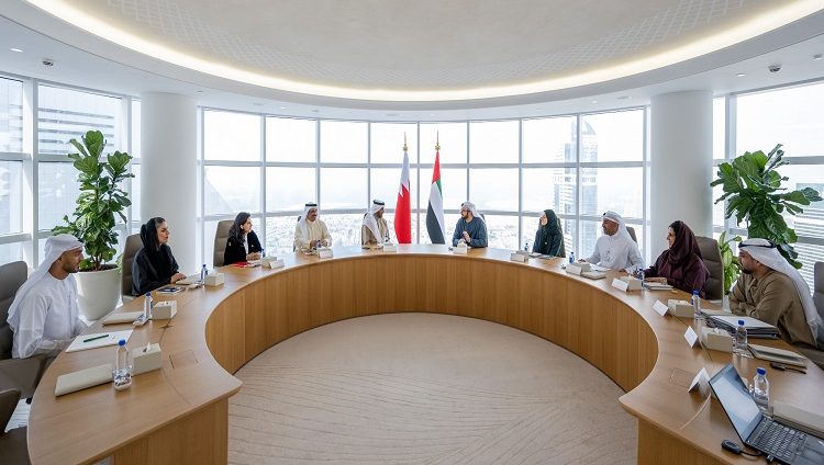 بحث تعزيز التعاون بين وزارتي شؤون مجلس الوزراء في الإمارات والبحرين