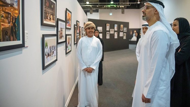 خالد بن محمد بن زايد يزور معرض الفنون المرئية للهوية الوطنية