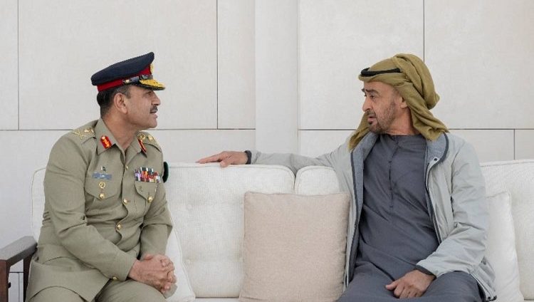 محمد بن زايد يستقبل قائد الجيش الباكستاني
