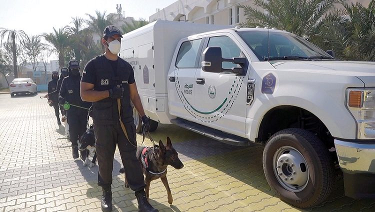 كلاب بوليسية في شرطة دبي تكشف مواقع الغرقى تحت الماء