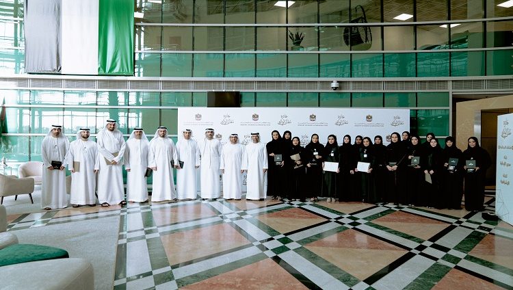 سهيل المزروعي يكرم الفائزين بجائزة وزير الطاقة والبنية التحتية للتميز