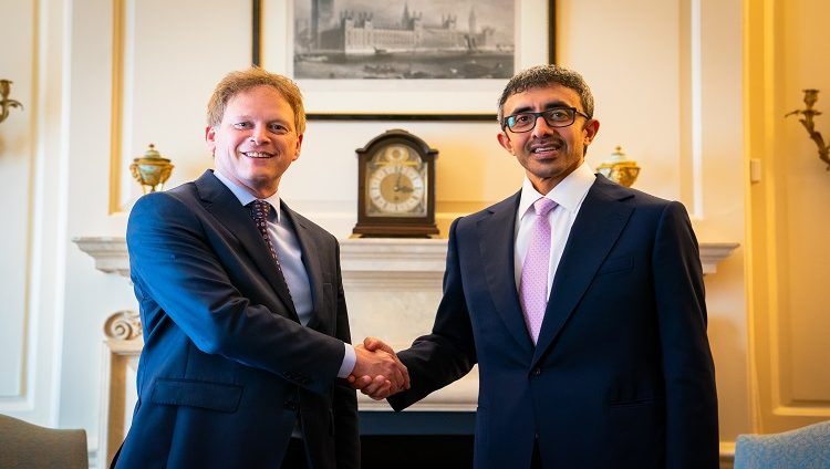 عبد الله بن زايد يلتقي وزير الأعمال والطاقة البريطاني