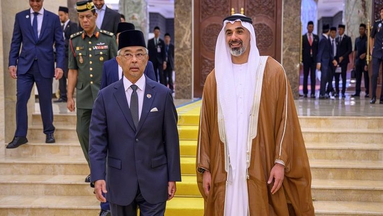 ملك ماليزيا يستقبل خالد بن محمد بن زايد