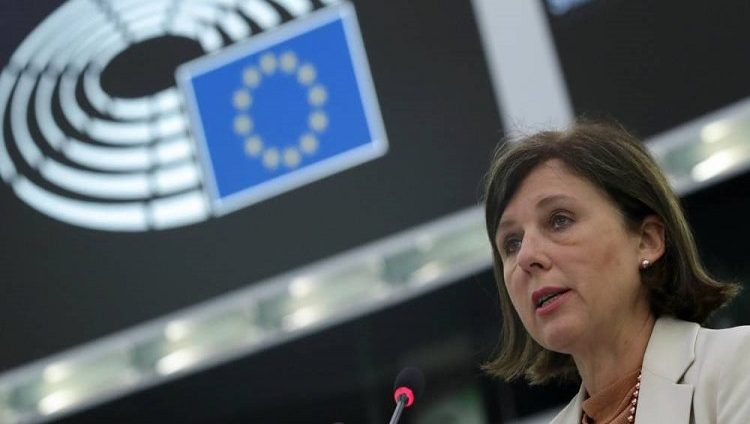 نائبة رئيسة المفوضية الأوروبية: تويتر اختارت «المواجهة» بانسحابها من مدونة الاتحاد