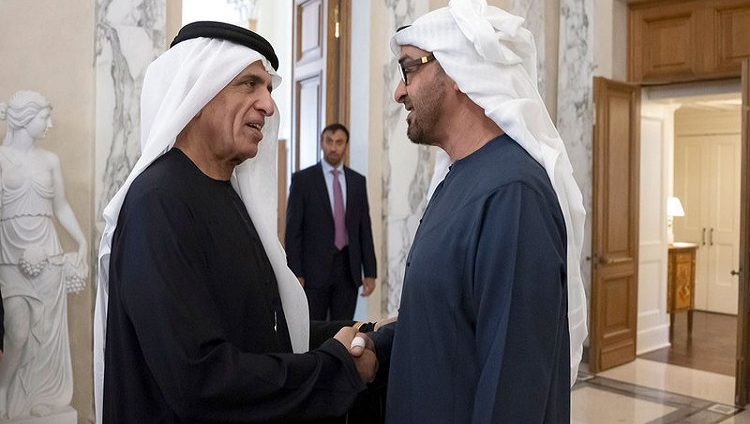 محمد بن زايد يلتقي حاكم رأس الخيمة ويزور جناح الإمارات في منتدى سانت بطرسبرغ