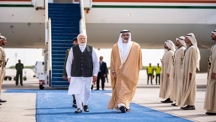 استقبله ولي عهد أبوظبي.. رئيس وزراء الهند يصل إلى الإمارات في زيارة رسمية