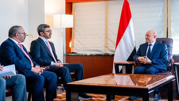 عبدالله بن زايد يلتقي رئيس مجلس القيادة الرئاسي اليمني على هامش الجمعية العامة للأمم المتحدة