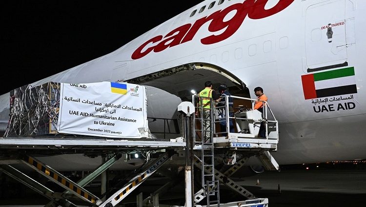 الإمارات ترسل طائرة تحمل 1640 مولد طاقة منزلية مساعدة للمدنيين الأوكرانيين