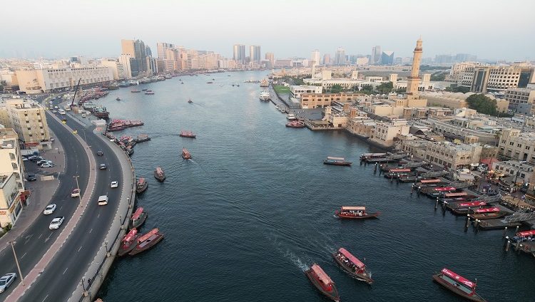 بلدية دبي تُرسي مشروعاً لتطوير الرصيف البحري لخور دبي ورفع كفاءة الجدران الساندة