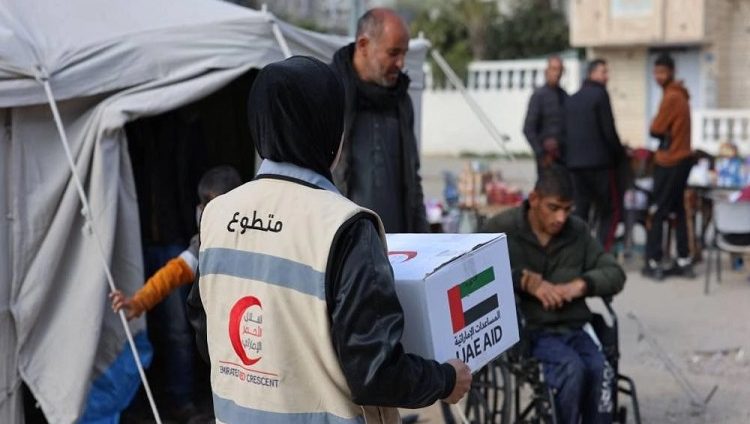 الهلال الأحمر الإماراتي يواصل توزيع الملابس الشتوية والوجبات الغذائية على أهالي غزة