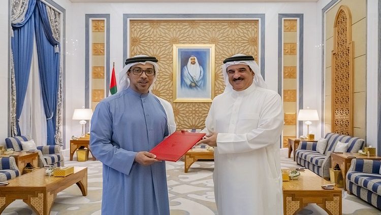 رئيس الدولة يتلقى رسالة خطية من ملك البحرين تتصل بالعلاقات الأخوية المتميزة بين البلدين