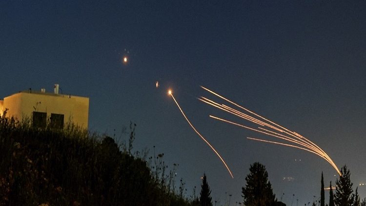 إيران تشن هجوماً غير مسبوق بمئات المسيرات والصواريخ ضد إسرائيل .. تطورات الأوضاع لحظة بلحظة