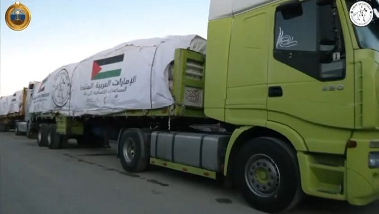 أول قافلة إغاثية إماراتية برية من 17 شاحنة تصل شمال غزة عبر معبر كرم بوسالم