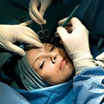 أطباء التجميل السعوديون يفوقون المائة.. والرجال يُقبلون على «تصغير الثدي»