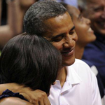 قبلة أوباما لزوجته تثير جماهير مباراة كرة سلة