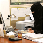 السعودية: “التجارة” تسمح بتقييد مجال “التعقيب” للنساء السعوديات