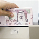اقتصاديون: ترحيل «المخالفين» يُوفِّر 35 مليار ريال سنوياً من حوالات الأجانب في السعودية
