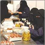 12 عاملة سعودية ينتجن عشرة أطنان من زيت الزيتون شهريا