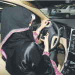 السعودية: مخالفة مرورية لفتاة قادت سيارة وتغريم شقيقها 900 ريال