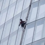 نشطاء بيئيون يتسلقون اطول مبنى في غرب اوروبا … احتجاجا