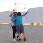 «المدينة»: القبض على شاب يحمل لافتة مكتوب عليها Free hug