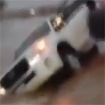 بالفيديو..سعودية تضحي بحياتها لإنقاذ زوجها من سيول عرعر